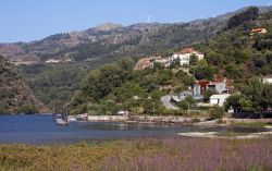 La cittadina di Porto de Rei nella valle del Douro, vicino a Resende, Portogallo.



