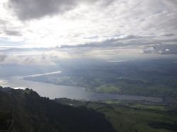 La cittadina di Rigi Kaltbad vista dal monte Rigi, Svizzera. Da diversi anni a questa parte, il turismo è la principale fonte di ingresso economico di questo villaggio microscopico.



 ...