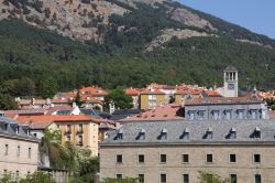 La cittadina di San Lorenzo de El Escorial con le montagne sullo sfondo, Madrid, Spagna.
