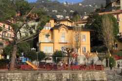 La cittadina di Varenna, vicino a Milano, Lombardia. Il lungolago del Comune lombardo su cui si affacciano palazzi e edifici antichi - © mary416 / Shutterstock.com 