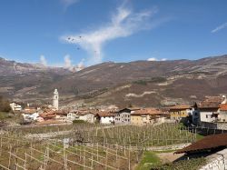 La cittadina di Volano vista da sud: siamo in Provincia di Trento, non lontano da Rovereto - © Matteo Ianeselli / CC BY-SA 3.0, Wikipedia