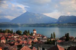 La cittadina storica di Oberhofen con il castello e il Lago di Thun sullo sfondo