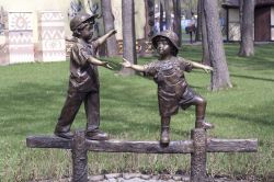 La composizione scultorea "Bambini in equilibrio" al Gorky Park di Kharkiv, Ucraina. Questo bel parco cittadino si estende su un'area di circa 130 ettari dove si trovano una numerosa ...