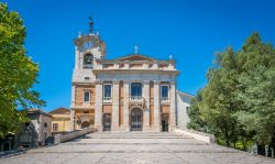 La concattedrale di San Paolo Apostolo nell'acropoli di Alatri, Frosinone, Lazio. La facciata, in pietra e laterizio, è stata realizzata assieme al campanile tra il 1790 e il 1808 ...