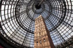 La Coop's Shot Tower alla stazione centrale di Melbourne, Australia. Ultimata nel 1888, s'innalza per 50 metri di altezza - © jax10289 / Shutterstock.com