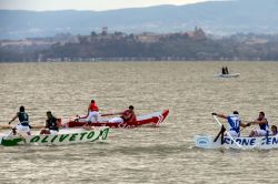 La corsa del Palio delle Barche a Passignano sul Trasimeno in Umbria - © Frank Bach / Shutterstock.com