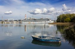 La costa adriatica a Monfalcone e i cantieri navali del famoso porto, Friuli Venezia Giulia.
