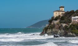 La costa di Castiglioncello (Livorno) con ville eleganti, Toscana - © Stefano Barzellotti / Shutterstock.com