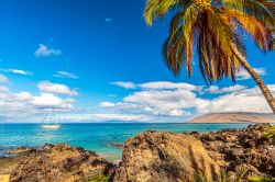 La costa di Kamaole Beach nei pressi di Kihei, Hawaii, con una barca ormeggiata al largo nelle acque del Pacifico.
