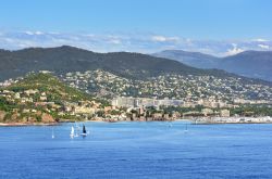 La costa di Mandelieu-la-Napoule, Francia. Sospesa fra mare e montagna, questa cittadina è a metà strada fra Saint Tropez e la frontiera italiana.

