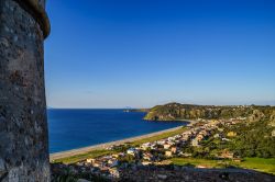 La costa di Milazzo vista dai bastioni del castello medievale di Milazzo, Sicilia.

