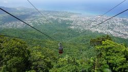 La costa di Puerto Plata vista dalla cima dell'Isabel del Torres, Repubblica Dominicana. La funivia collega Puerto Plata alla collina Isabel del Torres e offre una panorama mozzafiato sulla ...