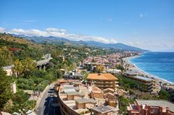 La costa di Santa Teresa di Riva, il mare e i monti Peloritani sulla sinistra: siamo nella Sicilia nord-orientale