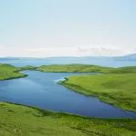 La costa frastagliata dell'isola di Rathlin (Irlanda del Nord) vista dall'alto.
