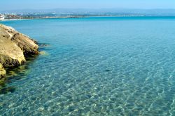La costa mediterranea del Libano fra Sidone e Tiro. Queste antiche acque furono navigate dai Fenici mentre commerciavano ricchezze nell'Europa occidentale.
 
