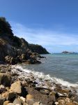 La costa rocciosa di Punta Ala, Grosseto, Toscana. Fu l'aviatore italiano Italo Balbo a dare a questa località il nome di Punta Ala traendolo dal gergo aeronautico.

