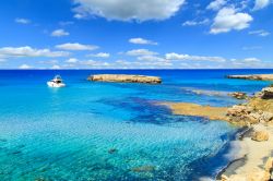 La costa selvaggia della Blue Lagoon vicino a Polis, isola di Cipro