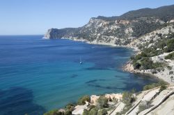 La costa selvaggia di Es Cubells sul mare di Ibiza in Spagna