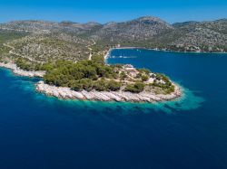 La costa spettacolare di Lastovo (Lagosta) in Croazia