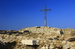 La croce in cima alla Rocca di Manerba, uno dei punti panoramici pià belli del Garda - © jopelka / Shutterstock.com