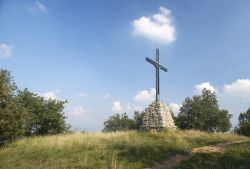 La croce sul monte Monte Orfano in Franciacorta, vicino a Rovato di Brescia