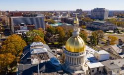 La cupola dorata del Campidoglio di Trenton, New Jersey (USA), riflette i raggi del sole nel tardo pomeriggio.



