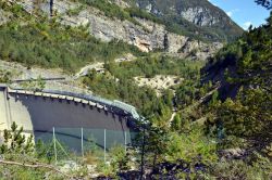 La Diga del Vajont e sulla destra il fronte della frana del Monte Toc, piombata sul lago nell'ottobre del 1963