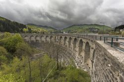 La diga sul lago di Suviana in Emilia-Romagna: alta 92 metri venne costruita negli anni '30 e grazie al dislivello le acque in caduta alimentano una centrale idroelettrica - © Baldo ...
