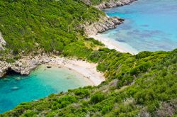 La doppia spiaggia di Porto Timoni a Corfu in Grecia
