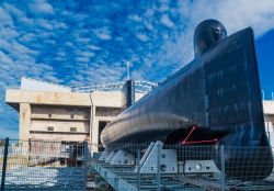 La ex base tedesca di sottomarini a Lorient in Bretagna. In primo piano su sottomarino francese - © nikolpetr / Shutterstock.com