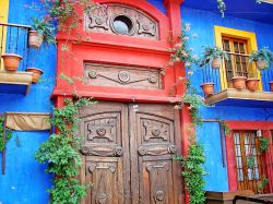 La facciata colorata con dettagli in legno in un edificio a Monterrey, Messico.
