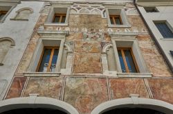 La facciata decorata di un'antica dimora medievale di Pordenone, Friuli Venezia Giulia - © Claudia Canton / Shutterstock.com