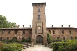 La facciata del Castello di Mirazzano l'edificio più importante di Peschiera Borromeo in Lombardia