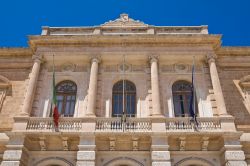 La facciata del municipio nel centro storico di Fasano, Puglia.
