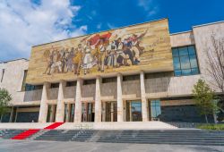 La facciata del Museo Nazionale di Storia a Tirana, Albania: è interamente dedicato alla storia del popolo albanese e del paese.
