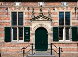 La facciata del Palazzo Municipale di Naarden, Paesi Bassi. Realizzato con mattoni rossi, questo edificio si presenta con un bel portale d'ingresso sovrastato da un timpano su cui poggiano ...
