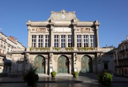 La facciata del Teatro Municipale a Beziers, Francia, in stile neoclassico - © 89075722 / Shutterstock.com
