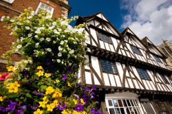 La facciata del Tudor Tourism Office a Castle Hill, Lincoln, Lincolnshire (UK). L'edificio in stile Tudor si presenta con la tipica architettura a graticcio - © Electric Egg / Shutterstock.com ...