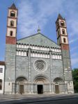 La facciata della basilica di Sant'Andrea a Vercelli, Piemonte. Questo esempio di architettura gotica italiana si ispira a modelli cistercensi. Venne fondata nel 1219 per volontà ...