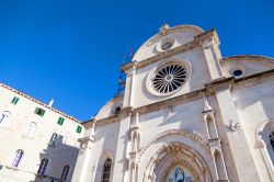 La facciata della Cattedrale di San Giacomo a SIbenik (Croazia), dichiarata Patrimonio dell'Umanità dall'UNESCO nel 2000.
