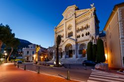 La facciata della cattedrale di San Nicola a Monaco, Principato di Monaco. Sorge nel quartiere di Monaco Vecchia; è stata costruita con blocchi di pietra levigata. Sopra il portale si ...