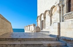 La facciata della cattedrale di Trani, Puglia. La sua costruzione risale all'XI° secolo.

