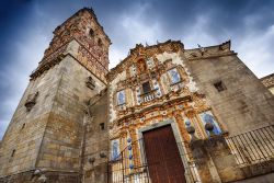 La facciata della chiesa barocca di San Bartolomeo a Jerez de los Caballeros, Spagna.
