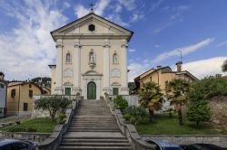 La facciata della Chiesa di San Adalberto nel centro di Cormons, Friuli orientale