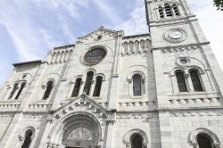 La facciata della chiesa gotica di Bagneres-de-Luchon, Pirenei (Francia) - © Ana del Castillo / Shutterstock.com