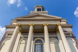 La facciata della Hartebrugkerk, chiesa nel centro di Leiden, Olanda. Intitolata a Nostra Signora Imamcolata Concezione, è stata costruita in stile neoclassico; in particolare si notano ...