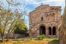 La facciata della storica chiesa di Sant Antioco di Bisarcio nei dintorni di Ozieri in Sardegna