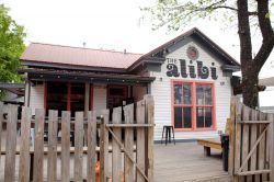La facciata dell'Alibi Bar nel Rainey Street Entertainment District di Austin, Texas (USA) - © Kelly Jobe / Shutterstock.com