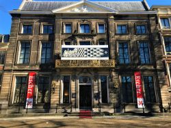 La facciata dell'Escher Museum a L'Aia, Olanda. Inaugurato nel 2002, ospita le opere dell'artista grafico olandese M.C. Escher  - © VV Shots / Shutterstock.com