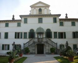 La facciata di  Villa Ninfa Priuli De Chastonay Da Re ad Orsago in Veneto - © Prometeos, Wikipedia